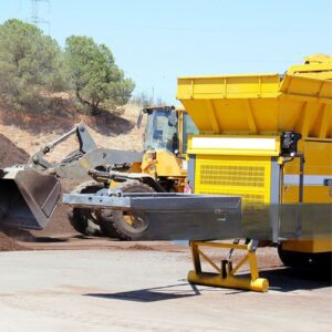 Un broyeur à bois industriel en action